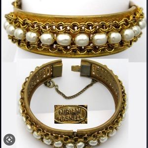 Miriam Haskell Pearl Bracelet
Vintage Treasures
Vintage Miriam clasp broke